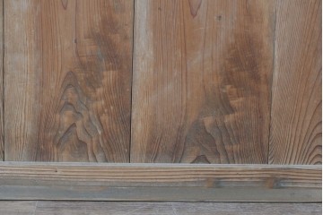 ヴィンテージ建具　昭和中期　すっきりと並ぶ縦板が素朴な味わいを見せる板戸1枚　(R-091391)