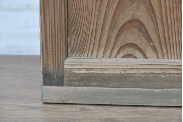 ヴィンテージ建具　昭和中期　すっきりと並ぶ縦板が素朴な味わいを見せる板戸1枚　(R-091391)