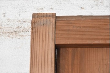ヴィンテージ建具　昭和中期　すっきりと並ぶ縦板が素朴な味わいを見せる板戸1枚　(R-091391)