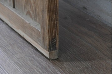 ヴィンテージ建具　昭和中期　すっきりと並ぶ縦板が素朴な味わいを見せる板戸1枚　(R-091391)