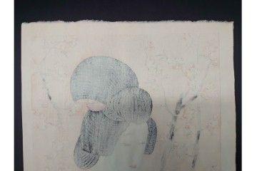 真作　昭和56年3月作　神保朋世　「あたたか」　可憐な梅花と女性を描いた木版画　(R-091392)