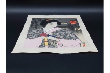 真作　昭和37年9月作　神保朋世　「宵の灯」　宵の街を歩く女性を描いた木版画　(R-091395)