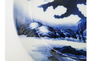 伊万里・有田　鍋島焼　染付　富士鹿文が目を引く中皿　外箱付き　(R-091401)