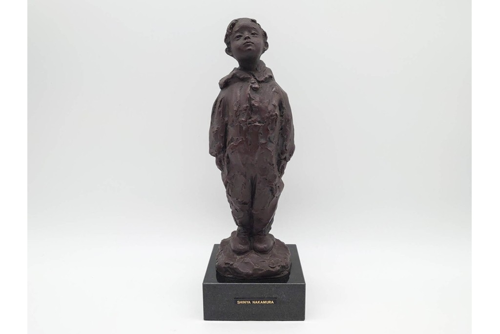 中村晋也　高さ約32cm　「おりこうちゃん」　少し顔を上げた子供のブロンズ像　(R-091404)
