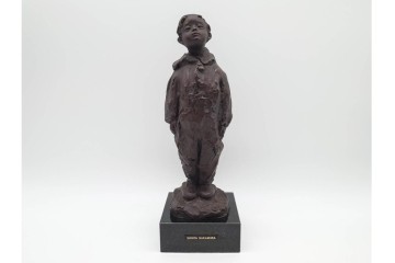 中村晋也　高さ約32cm　「おりこうちゃん」　少し顔を上げた子供のブロンズ像　(R-091404)