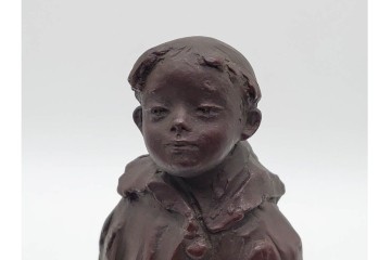 中村晋也　高さ約32cm　「おりこうちゃん」　少し顔を上げた子供のブロンズ像　(R-091404)