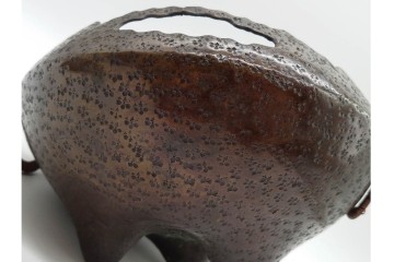 時代物　長谷川晴定造　唐銅　桐文地?　獣耳をあしらったやつれ風炉　敷板・外箱付き　(R-091407)