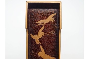 明治から大正期　時代物漆器　鶴・松竹梅蒔絵　螺鈿のきらめきが美しい総梨地の御短冊箱　外箱付き　(R-091408)
