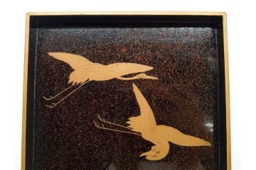 明治から大正期　時代物漆器　鶴・松竹梅蒔絵　螺鈿のきらめきが美しい総梨地の御色紙箱　外箱付き　(R-091409)
