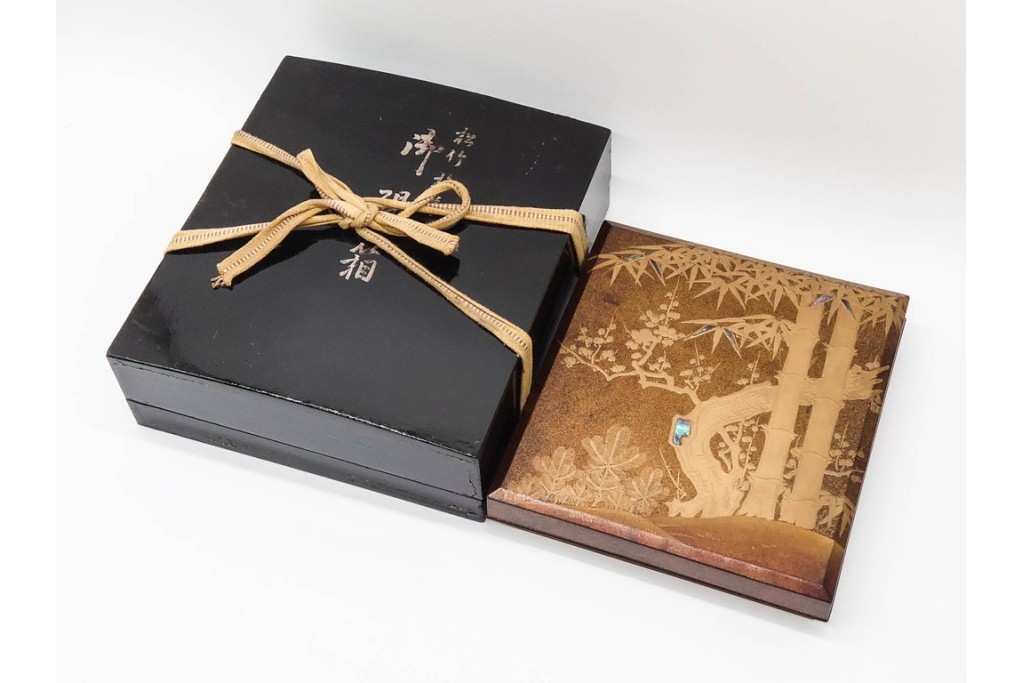明治から大正期　時代物漆器　鶴・松竹梅蒔絵　螺鈿のきらめきが美しい総梨地の御硯箱　硯・水滴(龍雲吉田造)・外箱付き　(R-091410)