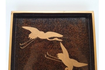 明治から大正期　時代物漆器　鶴・松竹梅蒔絵　螺鈿のきらめきが美しい総梨地の御硯箱　硯・水滴(龍雲吉田造)・外箱付き　(R-091410)