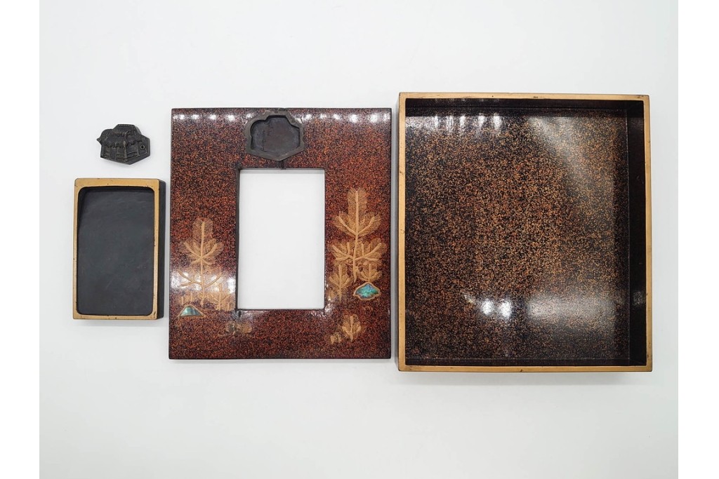 明治から大正期　時代物漆器　鶴・松竹梅蒔絵　螺鈿のきらめきが美しい総梨地の御硯箱　硯・水滴(龍雲吉田造)・外箱付き　(R-091410)