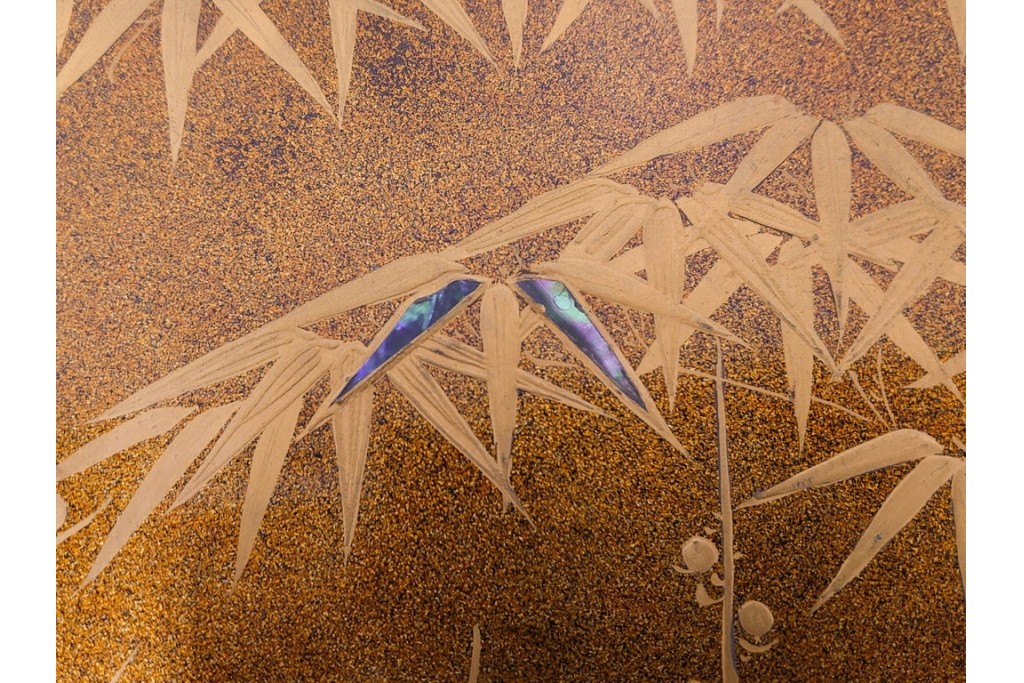 明治から大正期　時代物漆器　鶴・松竹梅蒔絵　螺鈿のきらめきが美しい総梨地の御文庫　外箱付き　(R-091411)
