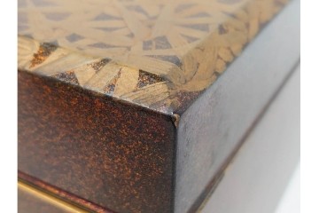 明治から大正期　時代物漆器　鶴・松竹梅蒔絵　螺鈿のきらめきが美しい総梨地の御文庫　外箱付き　(R-091411)
