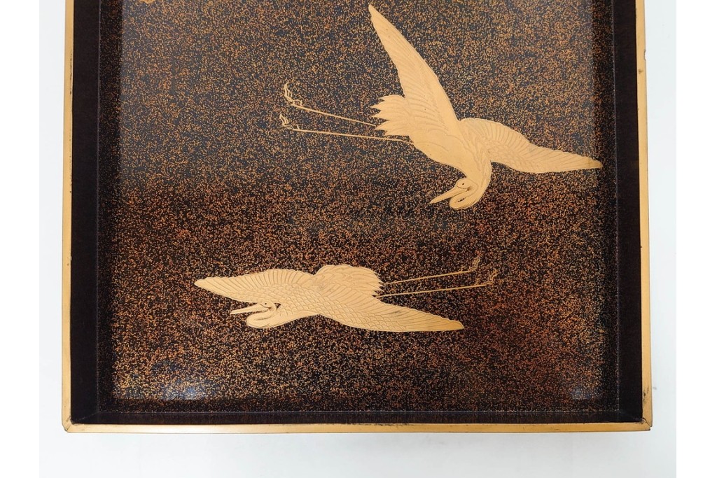 明治から大正期　時代物漆器　鶴・松竹梅蒔絵　螺鈿のきらめきが美しい総梨地の御文庫　外箱付き　(R-091411)