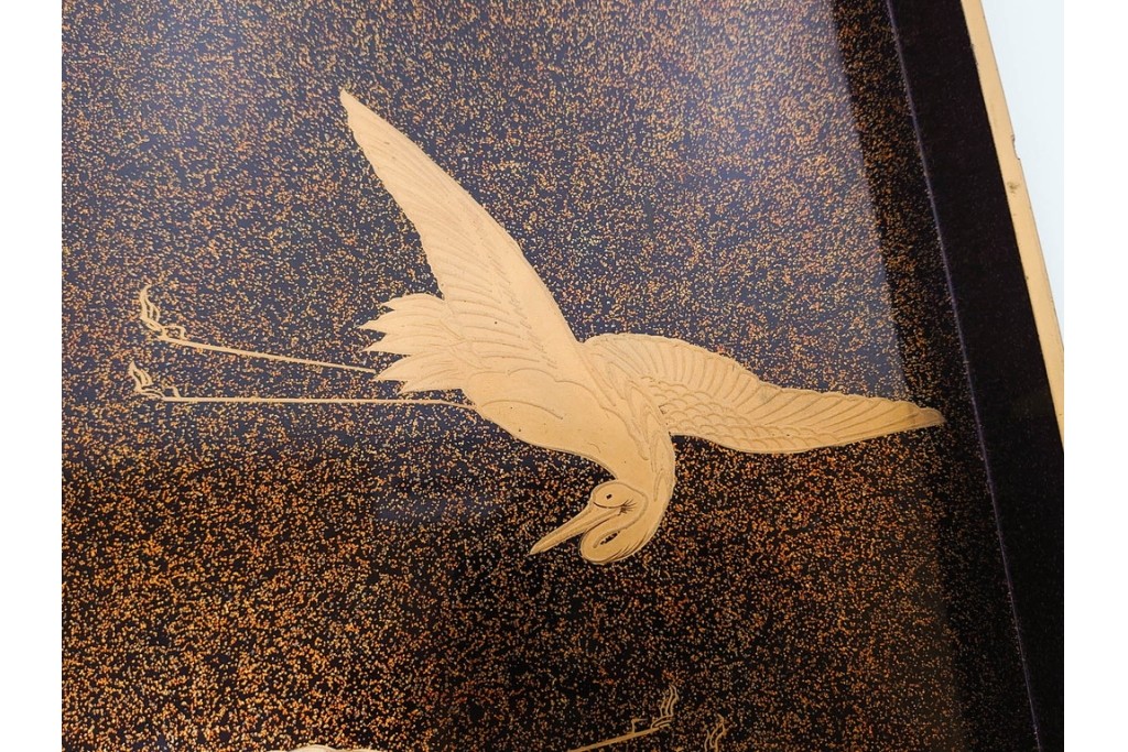 明治から大正期　時代物漆器　鶴・松竹梅蒔絵　螺鈿のきらめきが美しい総梨地の御文庫　外箱付き　(R-091411)