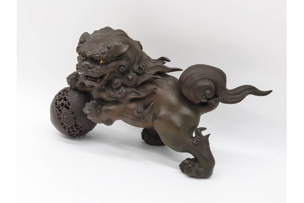 凌珉作　銅製　勇壮な玉乗り獅子の置物　(R-091424)