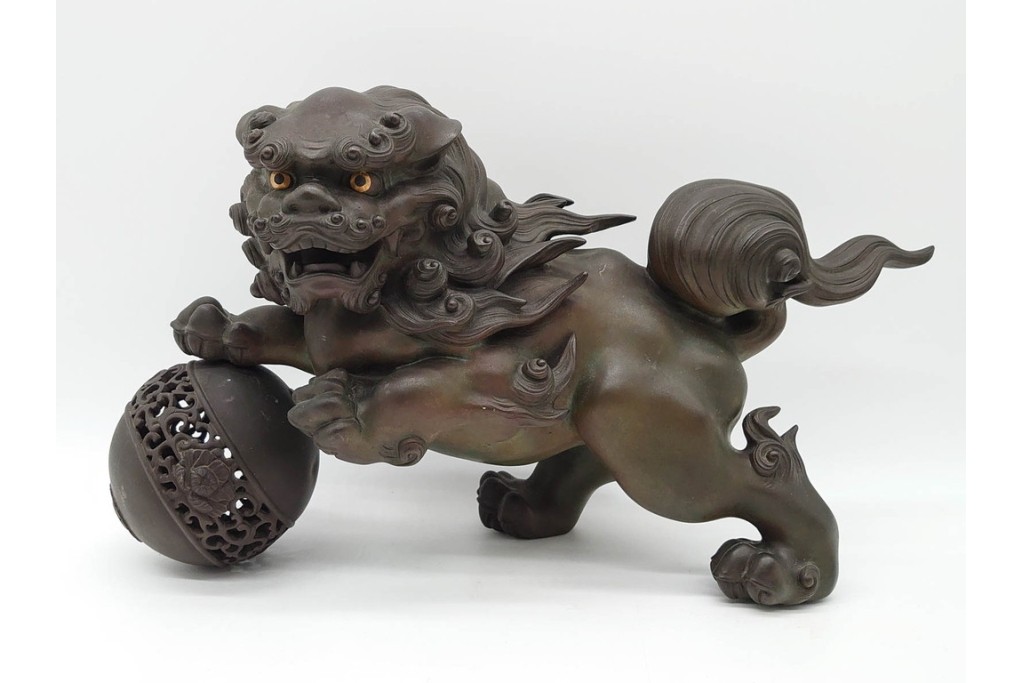 凌珉作　銅製　勇壮な玉乗り獅子の置物　(R-091424)