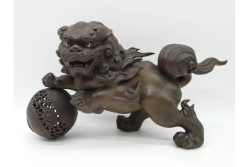 凌珉作　銅製　勇壮な玉乗り獅子の置物　(R-091424)