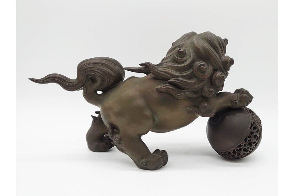 凌珉作　銅製　勇壮な玉乗り獅子の置物　(R-091424)