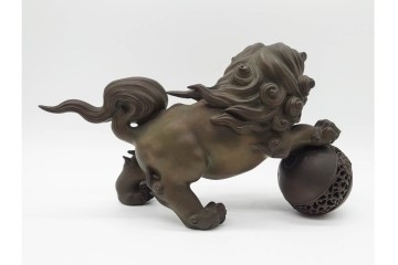 凌珉作　銅製　勇壮な玉乗り獅子の置物　(R-091424)