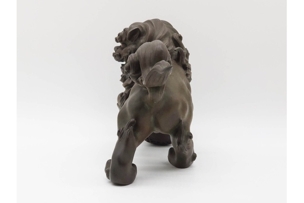 凌珉作　銅製　勇壮な玉乗り獅子の置物　(R-091424)