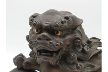 凌珉作　銅製　勇壮な玉乗り獅子の置物　(R-091424)