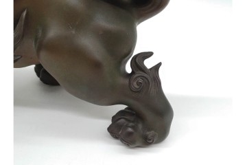 凌珉作　銅製　勇壮な玉乗り獅子の置物　(R-091424)
