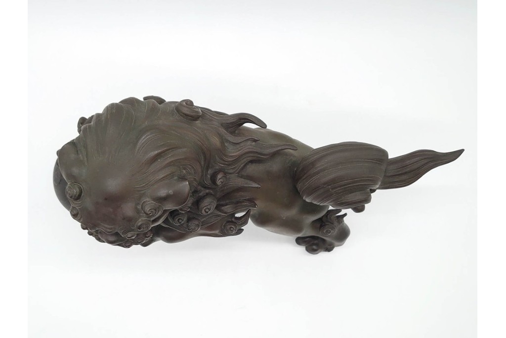 凌珉作　銅製　勇壮な玉乗り獅子の置物　(R-091424)