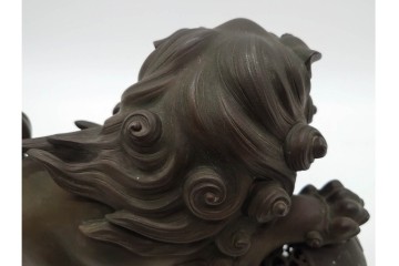凌珉作　銅製　勇壮な玉乗り獅子の置物　(R-091424)