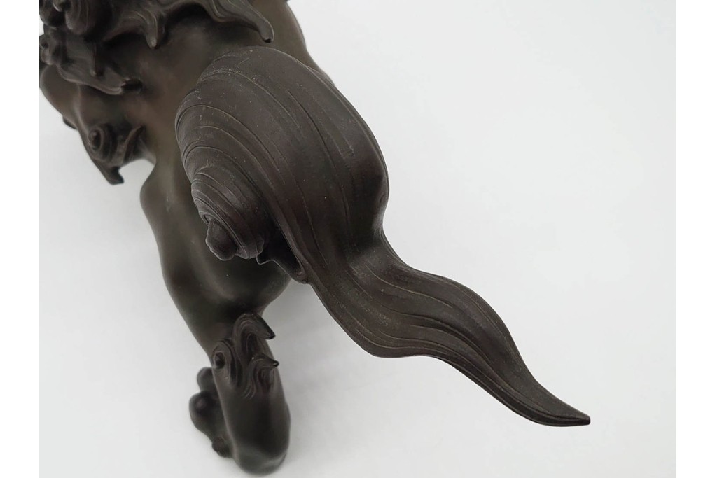 凌珉作　銅製　勇壮な玉乗り獅子の置物　(R-091424)