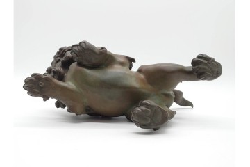 凌珉作　銅製　勇壮な玉乗り獅子の置物　(R-091424)