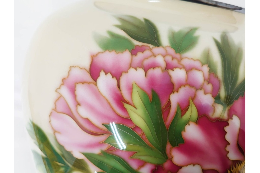 安藤七宝　高さ約37cm　牡丹が描かれた純銀縁の花瓶　(R-091427)