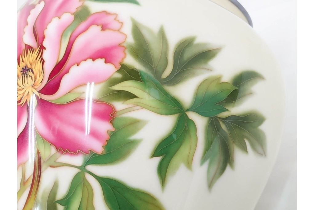 安藤七宝　高さ約37cm　牡丹が描かれた純銀縁の花瓶　(R-091427)