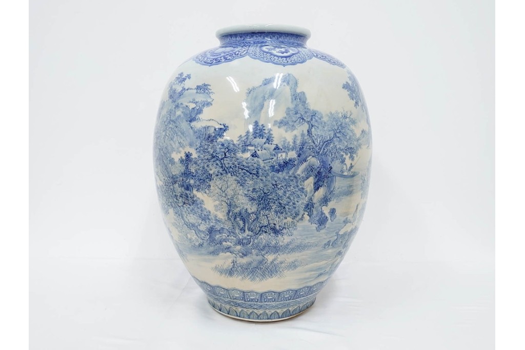 時代物　明治期　伊万里　高さ約60cm　緻密な山水図が描かれた染付の花瓶　(R-091430)