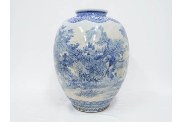 時代物　明治期　伊万里　高さ約60cm　緻密な山水図が描かれた染付の花瓶　(R-091430)