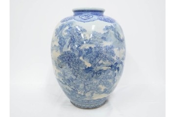 時代物　明治期　伊万里　高さ約60cm　緻密な山水図が描かれた染付の花瓶　(R-091430)
