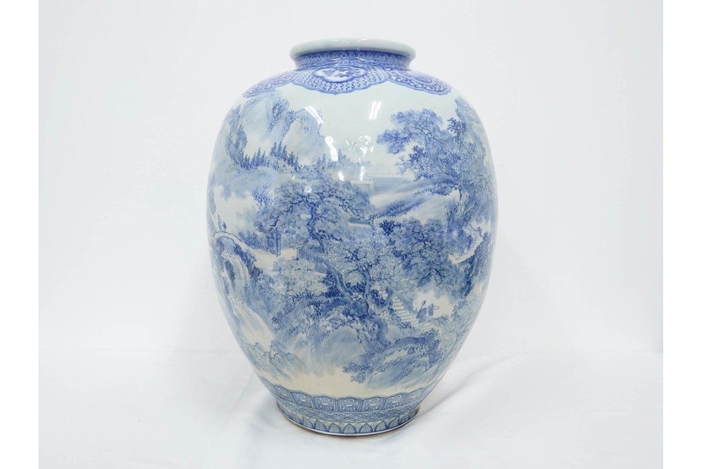 時代物　明治期　伊万里　高さ約60cm　緻密な山水図が描かれた染付の花瓶　(R-091430)