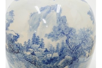 時代物　明治期　伊万里　高さ約60cm　緻密な山水図が描かれた染付の花瓶　(R-091430)