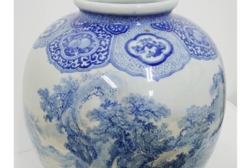 時代物　明治期　伊万里　高さ約60cm　緻密な山水図が描かれた染付の花瓶　(R-091430)