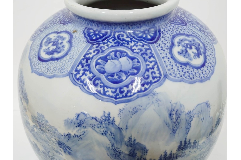 時代物　明治期　伊万里　高さ約60cm　緻密な山水図が描かれた染付の花瓶　(R-091430)