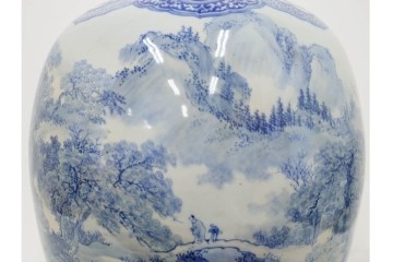 時代物　明治期　伊万里　高さ約60cm　緻密な山水図が描かれた染付の花瓶　(R-091430)