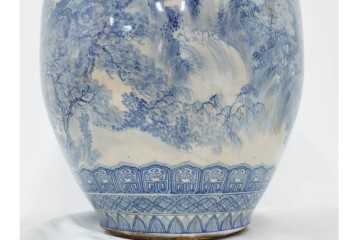 時代物　明治期　伊万里　高さ約60cm　緻密な山水図が描かれた染付の花瓶　(R-091430)