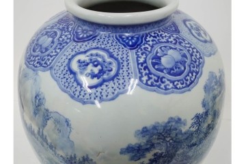 時代物　明治期　伊万里　高さ約60cm　緻密な山水図が描かれた染付の花瓶　(R-091430)
