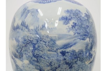 時代物　明治期　伊万里　高さ約60cm　緻密な山水図が描かれた染付の花瓶　(R-091430)