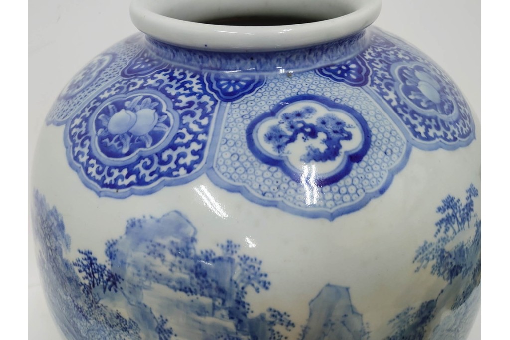 時代物　明治期　伊万里　高さ約60cm　緻密な山水図が描かれた染付の花瓶　(R-091430)
