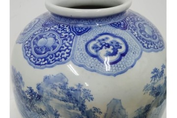時代物　明治期　伊万里　高さ約60cm　緻密な山水図が描かれた染付の花瓶　(R-091430)