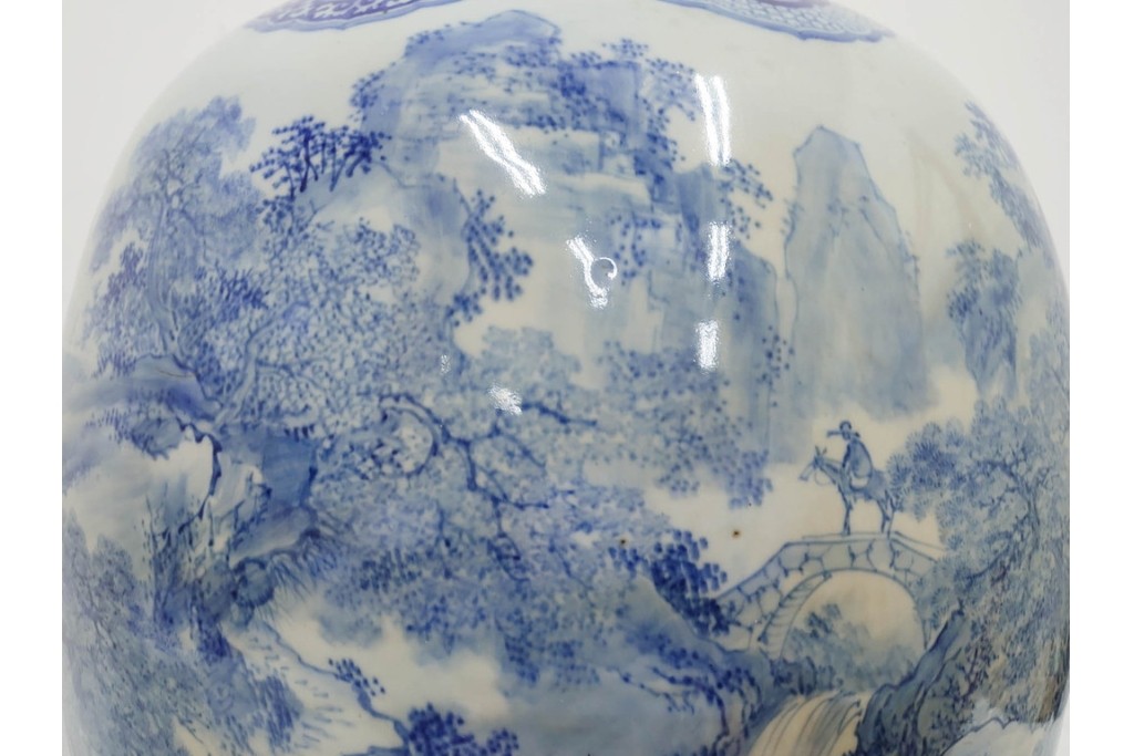 時代物　明治期　伊万里　高さ約60cm　緻密な山水図が描かれた染付の花瓶　(R-091430)