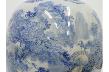 時代物　明治期　伊万里　高さ約60cm　緻密な山水図が描かれた染付の花瓶　(R-091430)