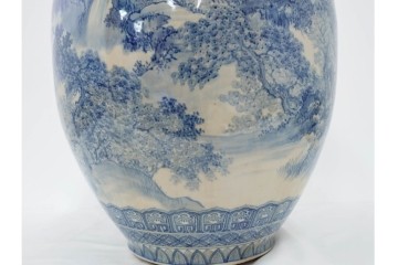 時代物　明治期　伊万里　高さ約60cm　緻密な山水図が描かれた染付の花瓶　(R-091430)
